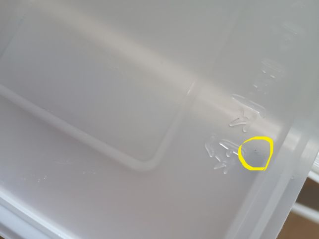 일회용 플라스틱 용기에 검은게 있는데 곰팡이 인가요?의 2번 째 이미지