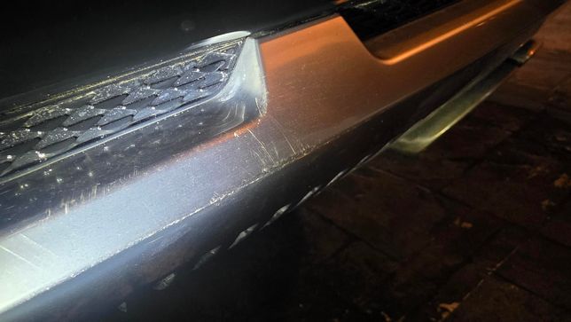 신호대기중인 차량을 아주 살짝 박았는데 20만원주면 직접 처리한다고 합니다.의 0번 째 이미지