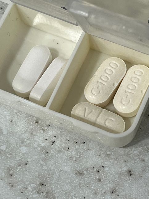 비타민C 변색 된거인지 봐주세요ㅠㅠ의 0번 째 이미지