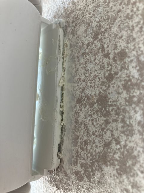 오돌토돌한 시멘트벽에 접착제(?)로 붙여진 물건 떼어내는 방법의 1번 째 이미지