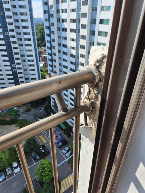 아파트베란다 난간 벽 깨짐 수리부담은 누가하나요?의 1번 째 이미지