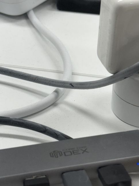 사무실내에서 하얀 먼지? 곰팡이 같은개 내려 앉아요의 0번 째 이미지