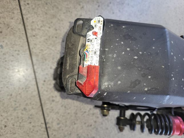 주차 되어있는 전동킥보드 뒤에서 누가 박음의 0번 째 이미지