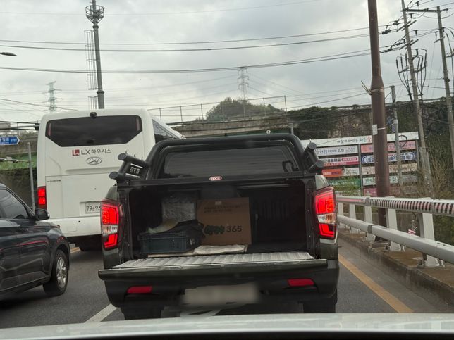 트럭에 화물을 싣고 갈 때 화물칸 문이 열려 있어도 되나요?의 0번 째 이미지