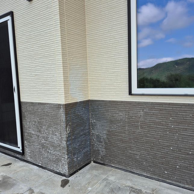 주택바닥 콘크리트작업 중 시멘트가 벽면에 튀어 며칠뒤 약품으로 딱는도중에 세라믹 사이딩이 탈색 되어 기존 벽면과 색상차이가 많이나서 복구를 요구하고싶은데요,의 0번 째 이미지