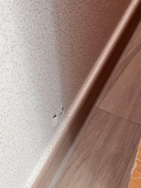 아파트 신축 입주후 부주의에 따른 벽 구멍의 0번 째 이미지