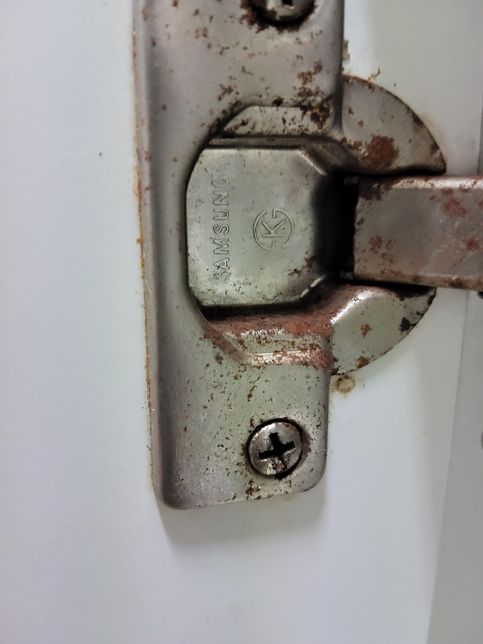 (사진)수전과 싱크대 경첩에 녹이 슬었는데 이거 새걸로 교환말고 녹슨부분만 깨끗하게 할수 없을까요의 1번 째 이미지