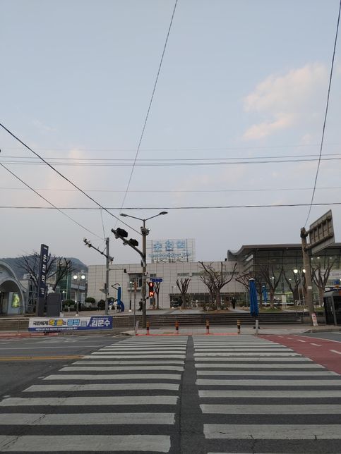 요즘 젊은 세대들은 나이를 먹어도 경제적 제도 때문에 늙은 부모와 한집에 살아요?의 1번 째 이미지