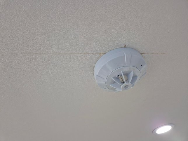 윗집 누수 후 천정 도배 속에 곰팡이가 있을지 사진상 봐도 알 수 있을까?의 0번 째 이미지