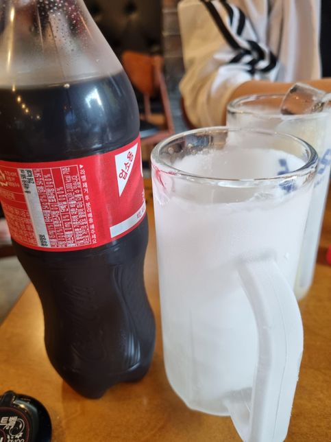 얼음컵에 탄산음료를 부면 거품이 평소대비 더 많이 발생하는 이유가 궁금합니다.의 0번 째 이미지