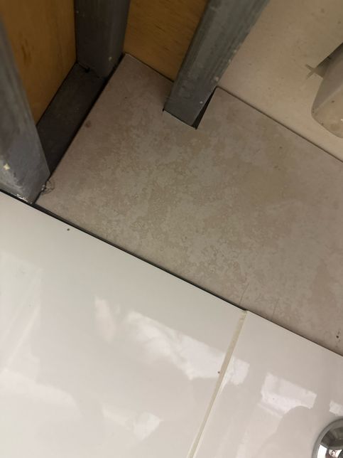 세면대 아래부분 원래 이렇게 틈새가 큰가요...?의 1번 째 이미지