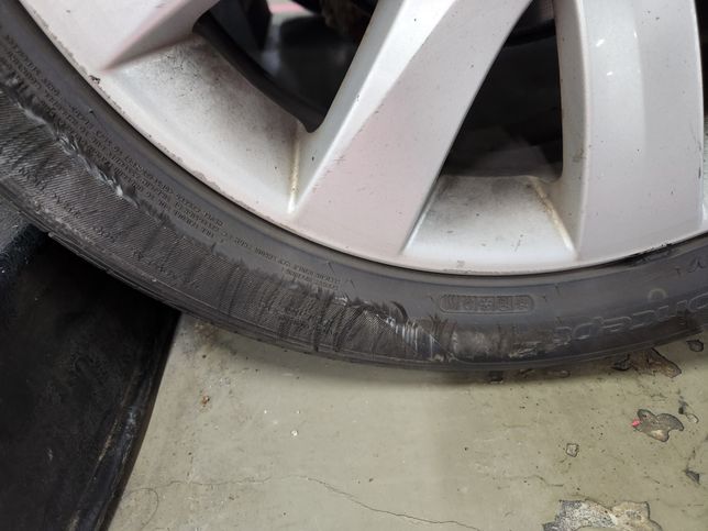 자동차 타이어 옆면 밀린거 괜찮을까요?의 1번 째 이미지