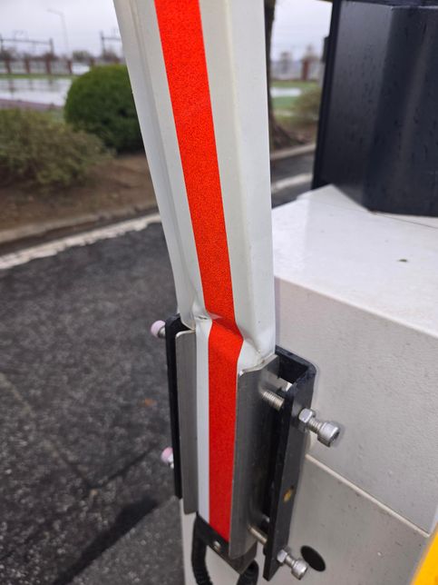 주차차단봉을 킥보드타다가 손상시켰는데요 차단바 만 교체가능한부분인가요? 센서는 잘돌아갑니다 사진o의 0번 째 이미지