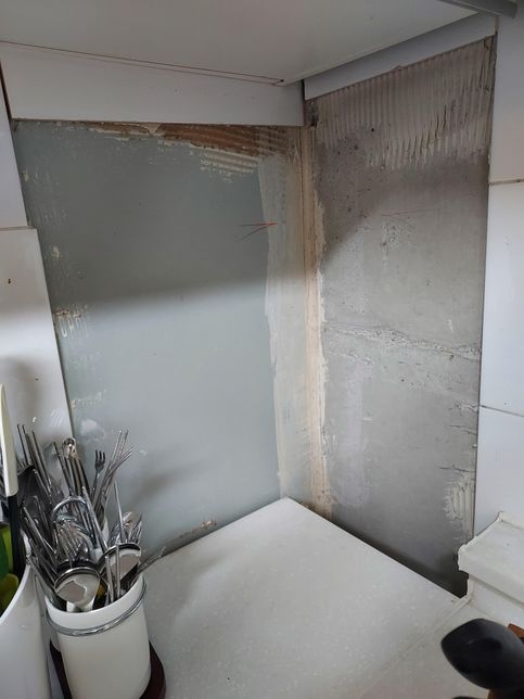 주방 타일의 일부가 없어서 셀프 부착해야 할 때의 0번 째 이미지