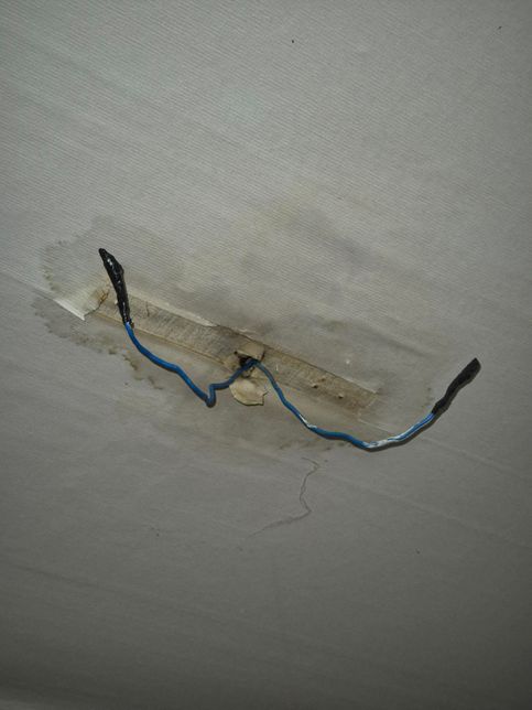 지금 천장에서 물이 떨어지고 있는데...의 0번 째 이미지