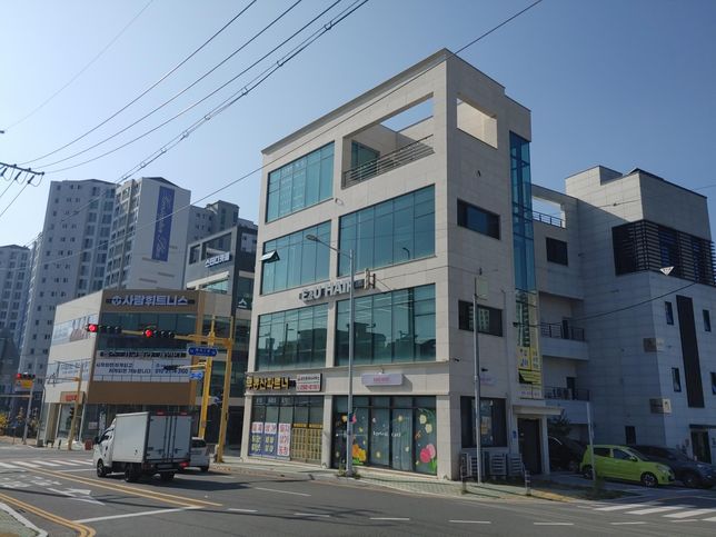 옛날과 달리 요즘 물건이 많은 시대에 사고파는 상술이 오락처럼 변한 이유가 무엇인가요?의 2번 째 이미지