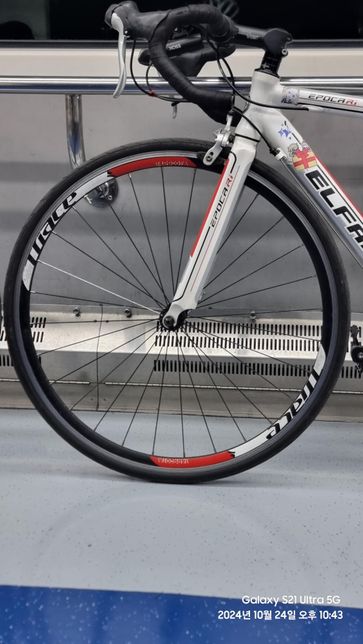 이거 자전거 앞휠 어떤브렌드의 휠인지 궁금해요!의 0번 째 이미지