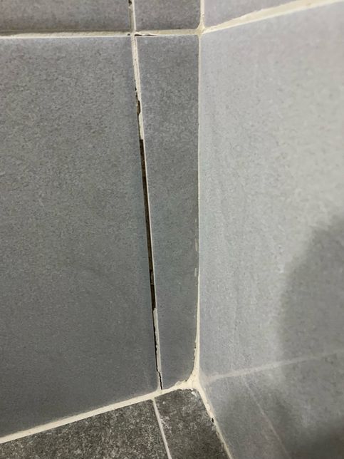 월세집 화장실 타일 줄눈이 떨어져나갔는데의 2번 째 이미지