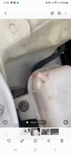 이거 왜이런거에요??차 앞에 열어보니의 1번 째 이미지