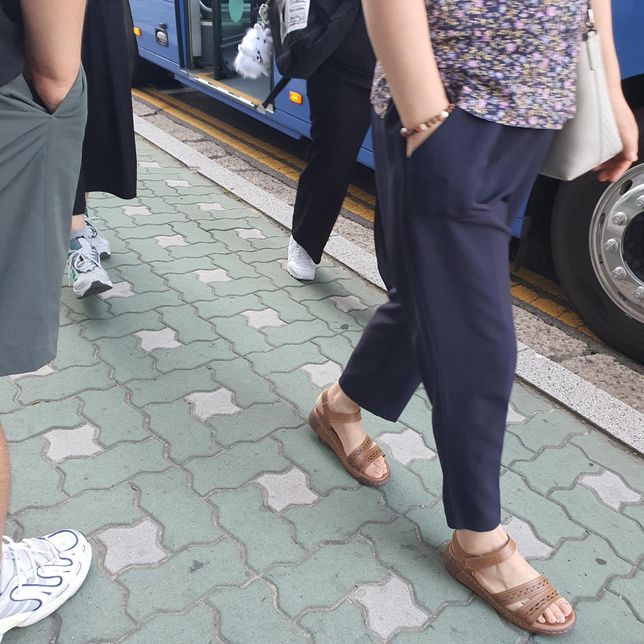 버스정차 하차중 인도와거리가 멀어서 넘어짐의 0번 째 이미지