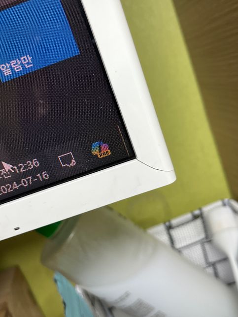 모니터 테두리 깨짐 어떻게 매꿀까요?의 0번 째 이미지