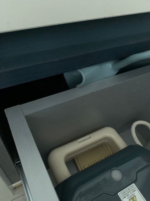 서랍장 사이에 물건이 껴서 도통 나오질 않습이다 도와두세요의 1번 째 이미지