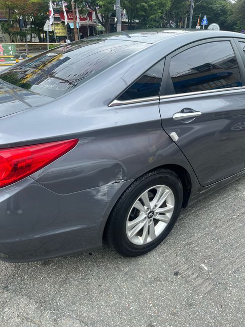 예전에 누가 제 차를 긁고지나간 흔적이요의 0번 째 이미지