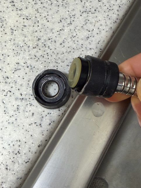 싱크대 수전이 부러졌는데 교체 방법 알고 싶어요의 1번 째 이미지