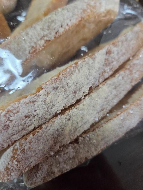 빵 겉에 묻어 있는 하얀색 가루? 는 무엇인가요?의 0번 째 이미지