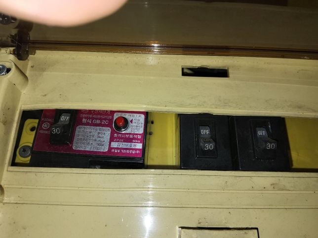 누전차단기가 고장났는데 이거 활선에 연결된건가요 좀 봐주세요 누전차단기 내렸다가 다시 올리니깐 켜짐에서 고정이 안되고 계속 내려가요의 0번 째 이미지