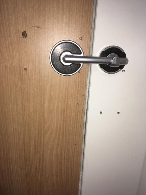 남자화장실 벽에도 구멍이 있나요?(몰카 관련)의 1번 째 이미지