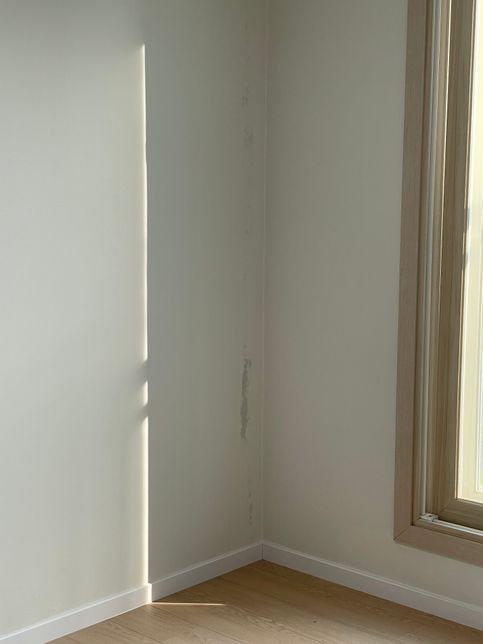 실크벽지로위로 젖은듯한 파란색으로 스며드는 이유는 무엇인가요?의 0번 째 이미지