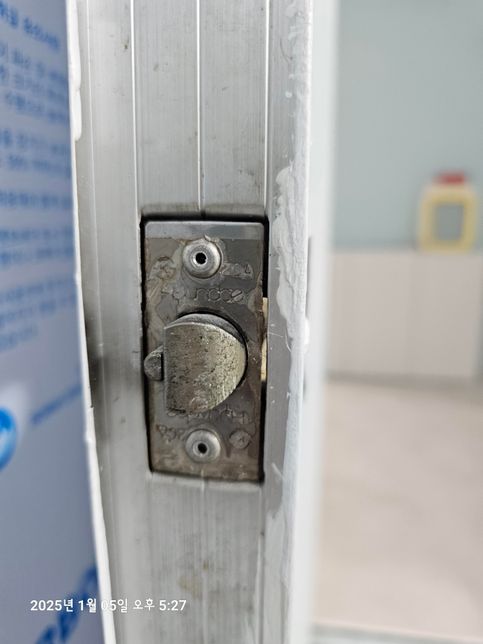 이 샌드위치판넬에 박히 피스는 어떻게 풀수있나요??의 0번 째 이미지