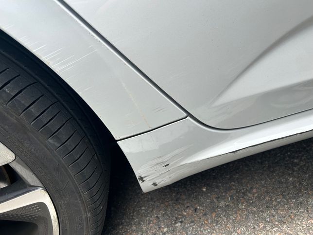 주차하다 긁은 흔적들, 자차보험 처리하는 게 맞을까요의 3번 째 이미지