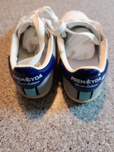 신발 선물 받았는데 브랜드를 모르겠어요의 1번 째 이미지