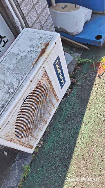 길거리..인도에 붙어 있는 에어컨 실외기 커버가 없을경우 신고도 가능한가요?의 0번 째 이미지