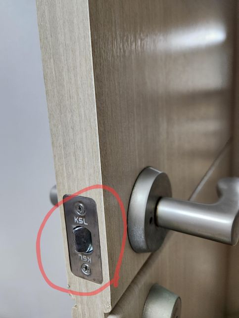 문고리가 이상해요. 문이 닫히지 않아요.의 1번 째 이미지