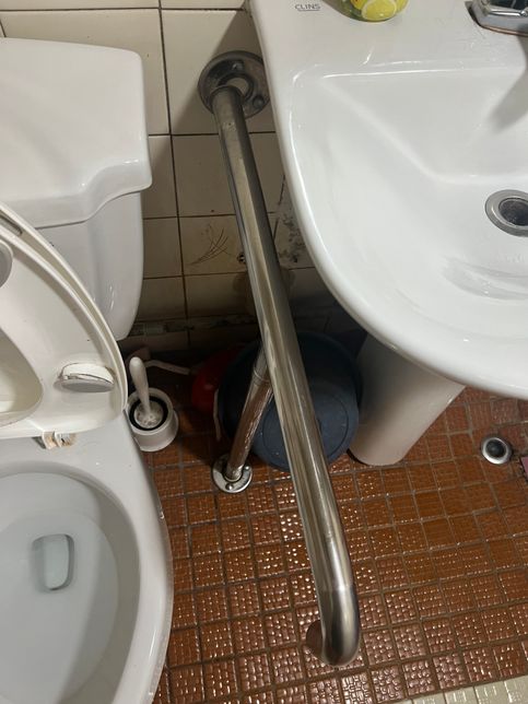 화장실 T자 안전 손잡이가 빠졌어요 .의 2번 째 이미지