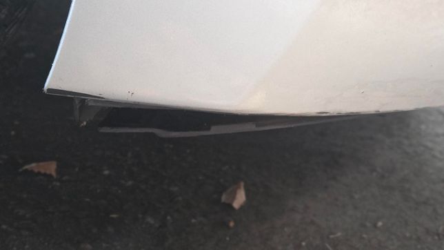 자동차 범버밑에 플라스틱이 벌어졌습니다의 1번 째 이미지