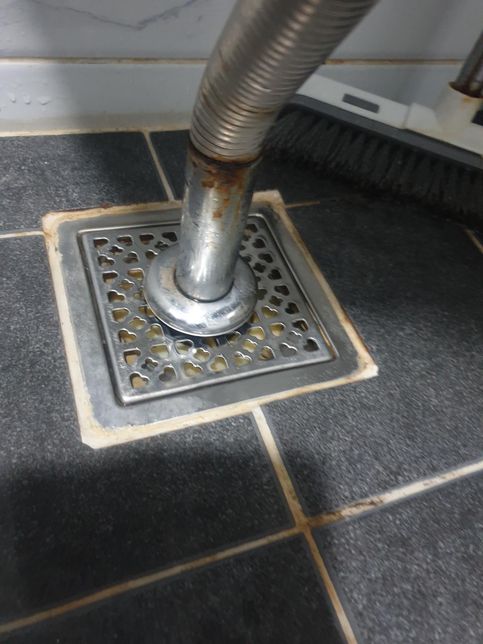 욕실바닥 배수관 막혀서 물이 안내려가요 이유가의 0번 째 이미지