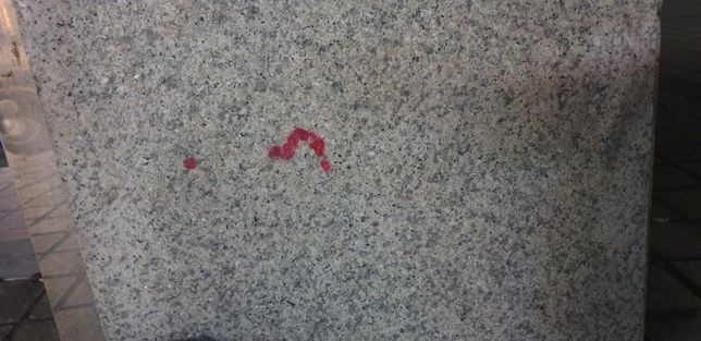 붉은색으로 칠한 것은 누가 불만있는 자가 했을 가능성이 높아 보이죠? 화강암에 페인트 아니면 마커로 한 것 같습니다.의 0번 째 이미지