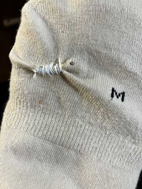 양말을 꿰매면 이렇게 되는데 잘 꼬매는 법 알려주세요의 0번 째 이미지