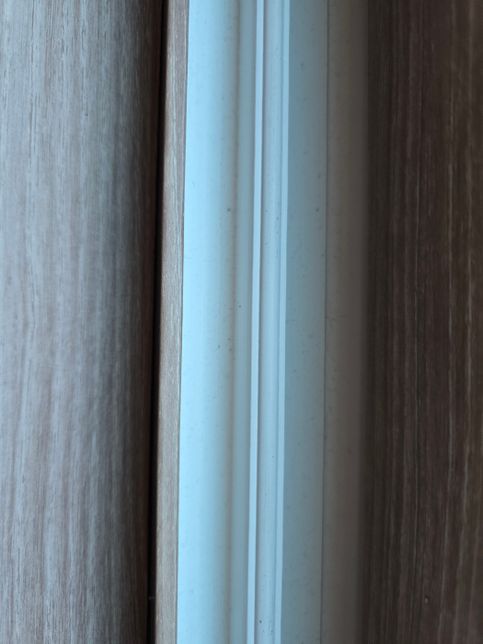 화장실 청소하다가 창문 틈사이로 물을 뿌렸습니다..의 0번 째 이미지