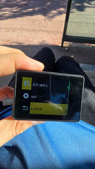 카메라 아시는분? 카메라를 샀는데 사진에 까만줄 가있네요 혹시 그리고 노즐이 뭐에요? 그거 때문인가싶어서요의 1번 째 이미지