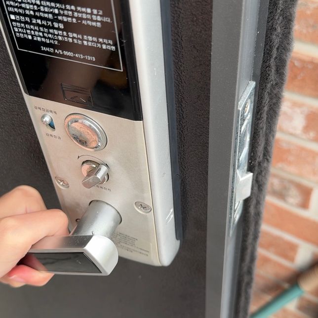 도어락 손잡이가 끝까지 다 안내려 가서 문이 잘 안열리는데 원인이 뭘까요?의 0번 째 이미지