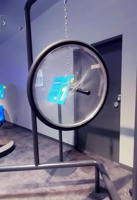 자전거 바퀴를 줄에 메달고 돌릴때랑 안돌리고 메달았을때 왜 다른 결과가 나오나요?의 0번 째 이미지