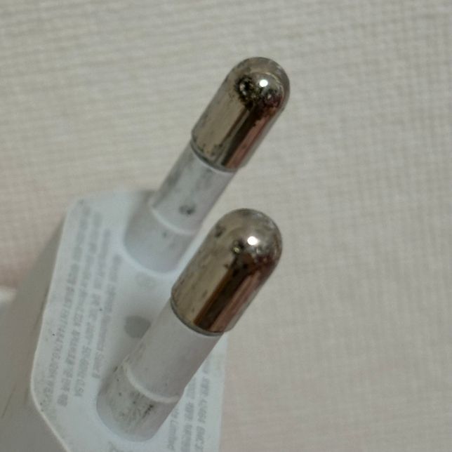 애플 충전기 플러그 꽂는 부분 부식된건가여??의 1번 째 이미지