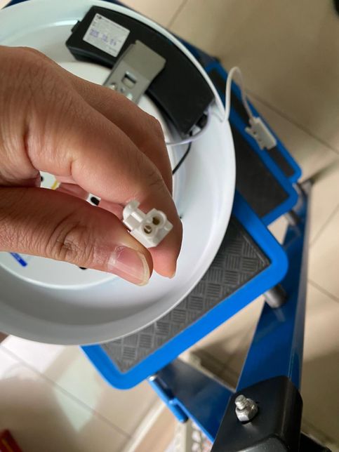 Led등 전원선? 플라스틱 방향 궁금합니다의 1번 째 이미지