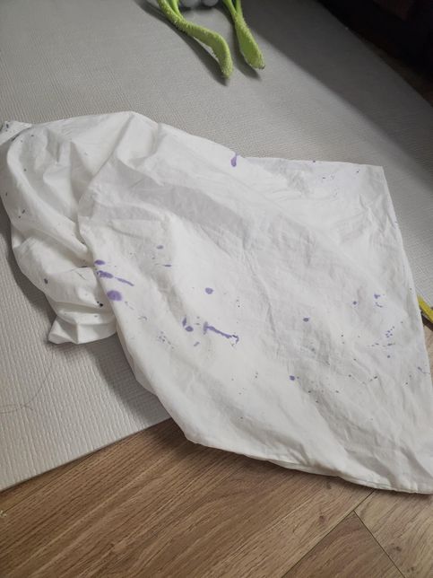 베개 커버 볼펜 잉크 ㅜ~~~~~~~의 0번 째 이미지