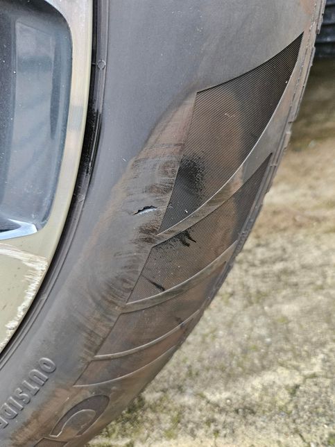 뒷타이어가 측면이 조금 찢어졌는데 교체 안해도 괜찮을까요?의 2번 째 이미지